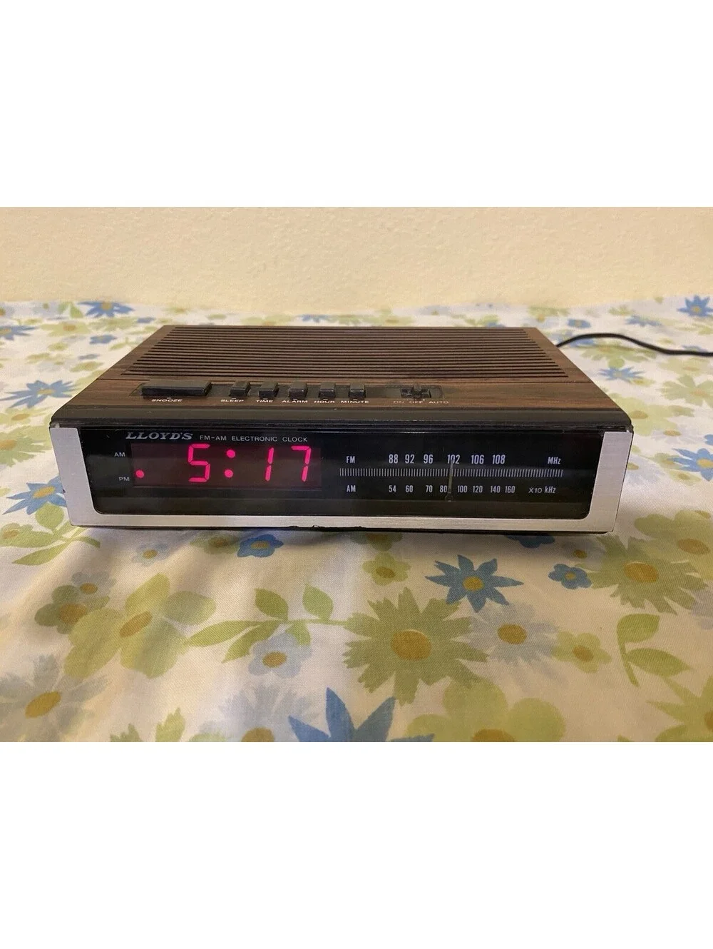 Lloyd's VTG Wood Grain FM-AM Electric Alarm Clock Radio Model # J202B - Tested